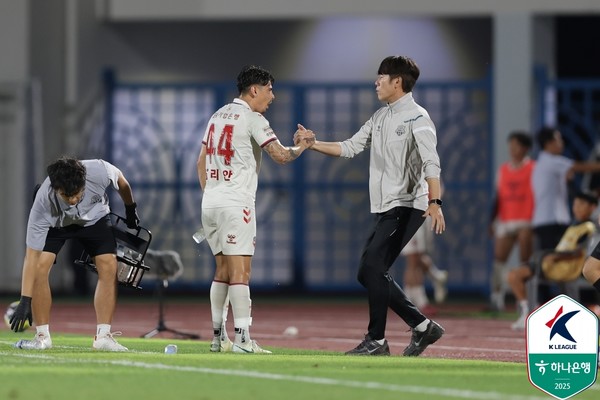 윌리안(왼쪽), 김은중 감독(이상 수원FC). 한국프로축구연맹 제공