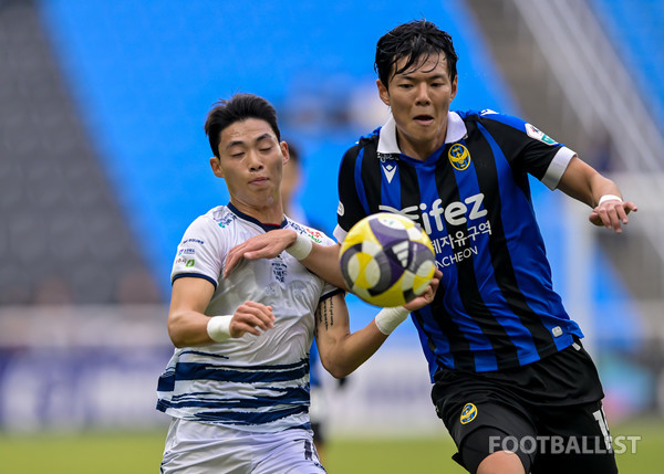 최강민(왼쪽, 충북청주), 임형진(오른쪽, 인천 유나이티드). 서형권 기자