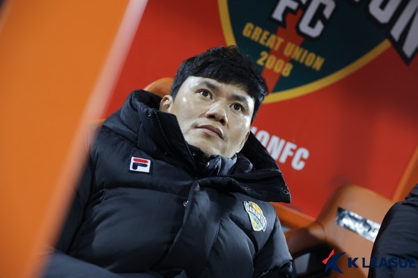 정경호 강원FC 감독. 한국프로축구연맹 제공