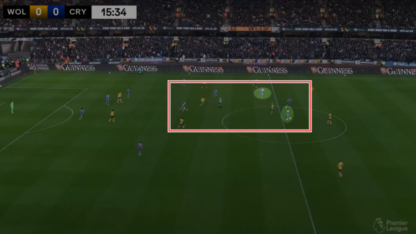 안으로 좁게 서서 플레이하는 팰리스의 두 10번