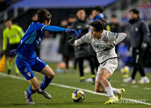 이민혁(왼쪽, 수원삼성), 김륜성(오른쪽, 제주SK). 서형권 기자