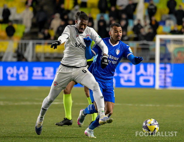 이탈로(왼쪽, 제주SK), 세라핌(오른쪽, 수원삼성). 서형권 기자