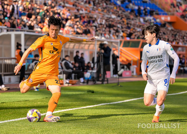 임창우(왼쪽, 제주SK), 박지원(오른쪽, 수원 삼성). 서형권 기자