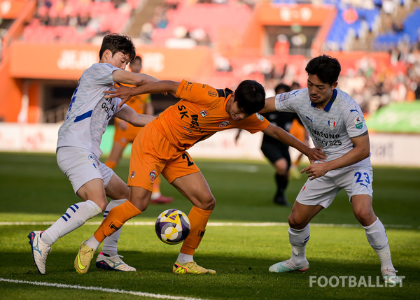 김준하(가운데, 제주SK), 이규성(왼쪽), 이기제(오른쪽, 수원 삼성). 서형권 기자