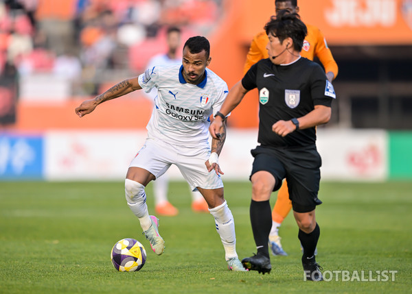 세라핌(왼쪽, 수원삼성), 송민석 주심(오른쪽). 서형권 기자