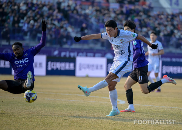 김승섭(가운데, 당시 김천상무). 서형권 기자