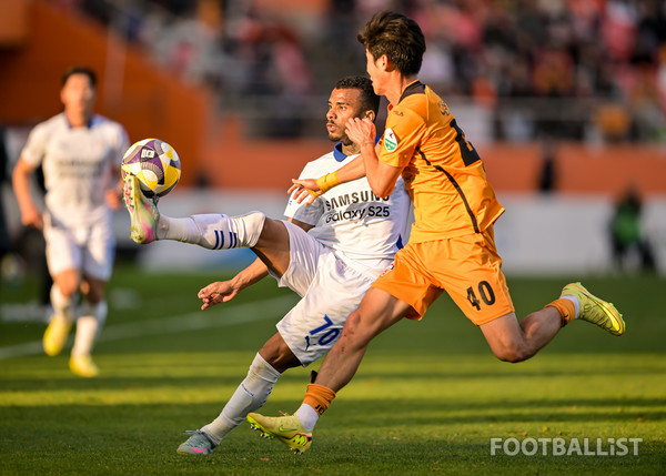 세라핌(왼쪽, 수원 삼성), 김륜성(오른쪽, 제주SK). 서형권 기자