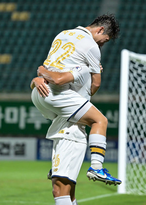 [포토] 선제골 변경준에게 안기는 차승현