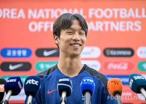 대표팀 훈련 중 크로스를 올리는 엄지성