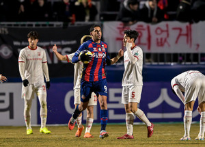 싸박이 출전한 승강PO 경기 장면