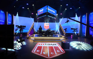 [M-TOUR 포토] 웅장한 스튜디오에서 펼쳐지는 전략 대결! - 뉴스 썸네일 이미지